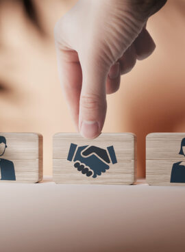 Wooden blocks with an icon of a woman and a man and mediation.